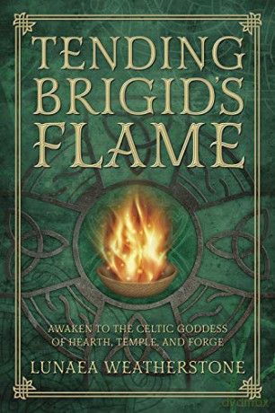 Tending Brigid's Flame: Awaken to the Celtic Goddess of the Hearth, Temple, and Forge - Lunaea Weatherstone [KSIĄŻKA]
