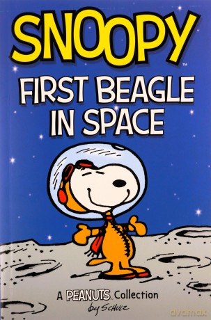 Snoopy: First Beagle in Space: A PEANUTS Collection - Charles M. Schulz [KSIĄŻKA]