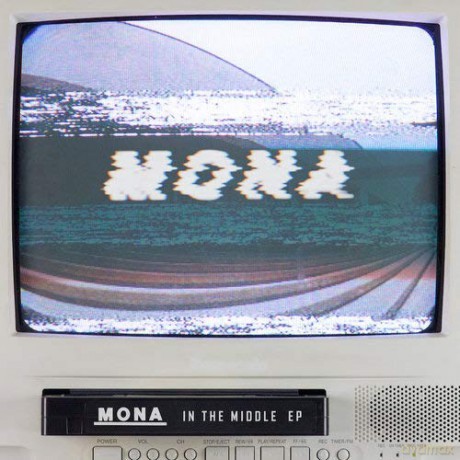 Mona: In The Middle [CD]