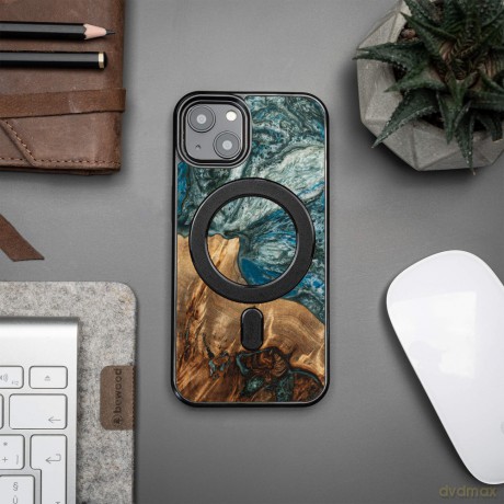 Etui z drewna i żywicy na iPhone 13 MagSafe Bewood Unique Planeta Ziemia - niebiesko-zielone
