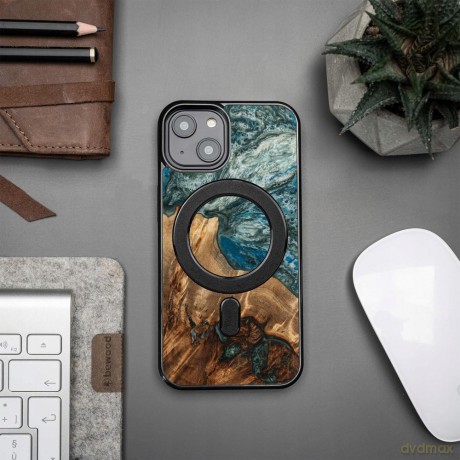 Etui z drewna i żywicy na iPhone 15 MagSafe Bewood Unique Planeta Ziemia - niebiesko-zielone