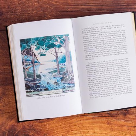 Hobbit Illustrated Deluxe Edition - J R R Tolkien [KSIĄŻKA]