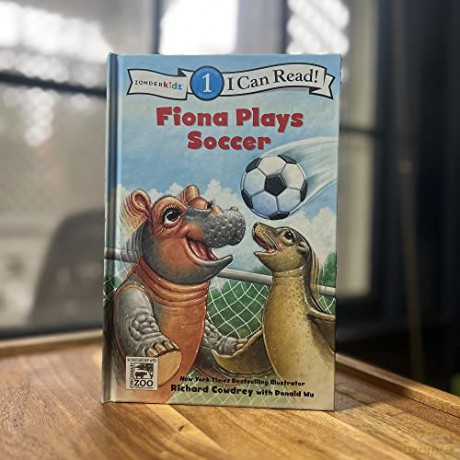 Fiona Plays Soccer - Cowdrey Richard [KSIĄŻKA]