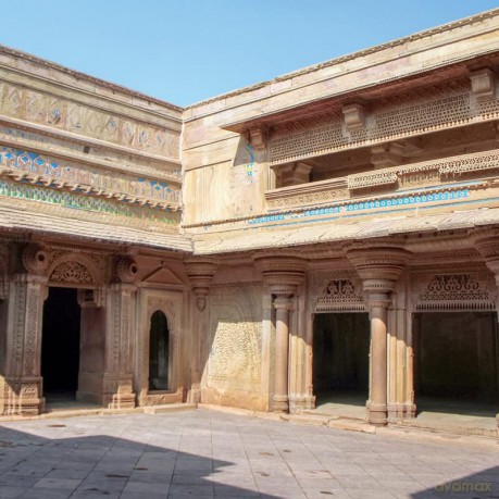 Courtyard Houses Of India - Yatin Pandya [KSIĄŻKA]