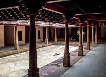 Courtyard Houses Of India - Yatin Pandya [KSIĄŻKA]