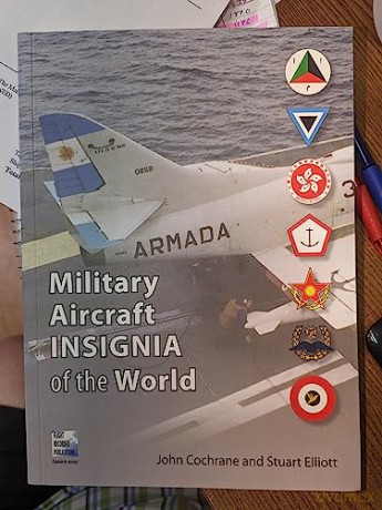 Military Aircraft Insignia Of The World - John Cochrane [KSIĄŻKA]