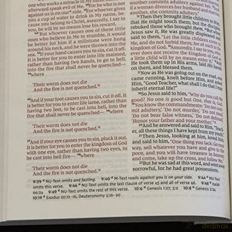 Nkjv Pew Bible Hardcover Burgundy Red Le [KSIĄŻKA]