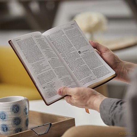 Nkjv The Everyday Bible Hardcover Red Le [KSIĄŻKA]