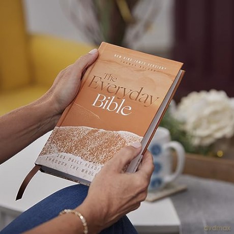 Nkjv The Everyday Bible Hardcover Red Le [KSIĄŻKA]