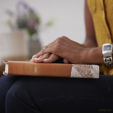 Nkjv The Everyday Bible Hardcover Red Le [KSIĄŻKA]