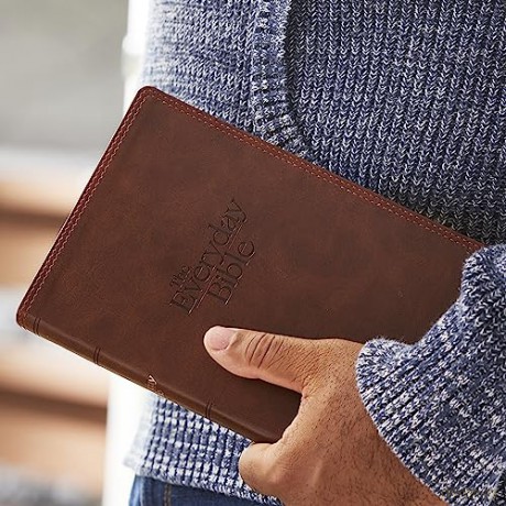 Nkjv The Everyday Bible Leathersoft Brow [KSIĄŻKA]