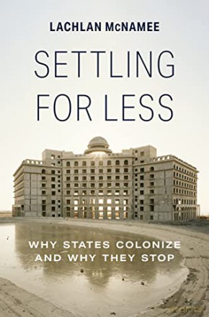Settling For Less - Lachlan Mcnamee [KSIĄŻKA]