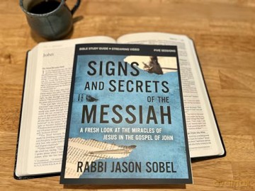 Signs And Secrets Of The Messiah Bible - Sobel Rabbi Jason [KSIĄŻKA]
