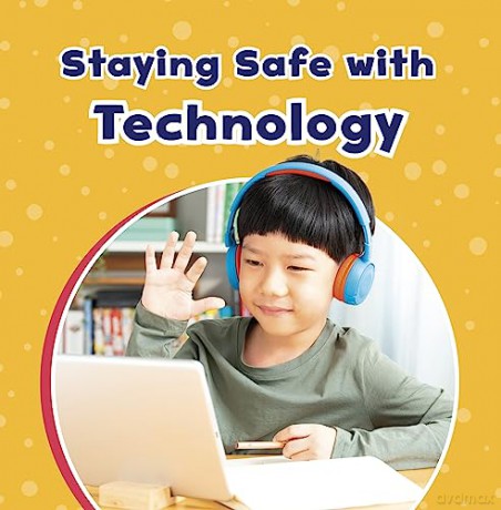 Staying Safe With Technology - Ashley Richardson [KSIĄŻKA]