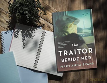 Traitor Beside Her - Mary Anna Evans [KSIĄŻKA]