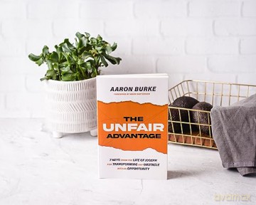 Unfair Advantage 7 Keys From The Life Of - Aaron Burke [KSIĄŻKA]