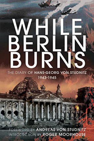 While Berlin Burns - Hans-G Von Studnitz [KSIĄŻKA]