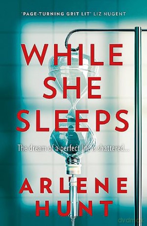 While She Sleeps - Arlene Hunt [KSIĄŻKA]