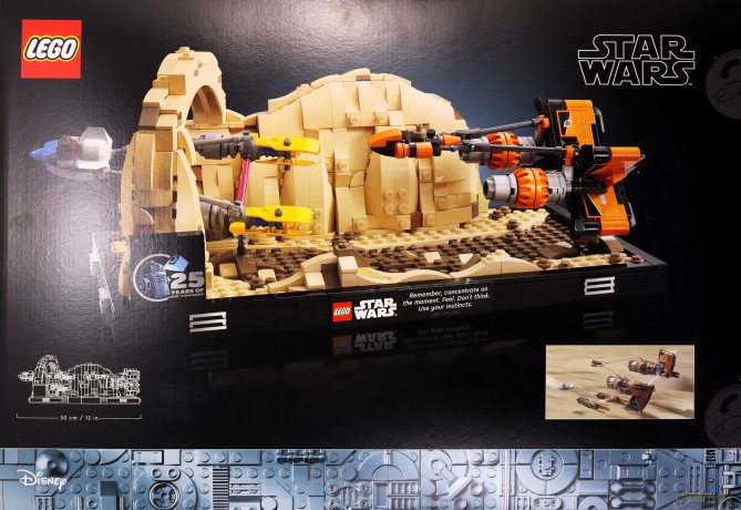 LEGO Star Wars Diorama z wyścigów podracerów (75380) [KLOCKI]