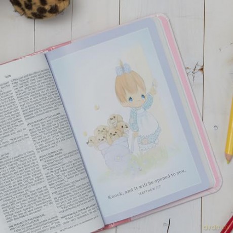 Nkjv Precious Moments Small Hands Bible [KSIĄŻKA]