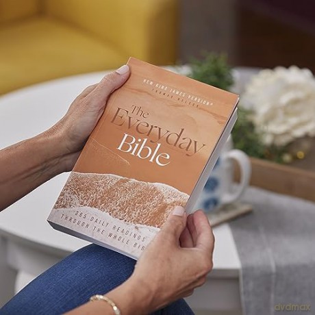 Nkjv The Everyday Bible Paperback Red Le [KSIĄŻKA]