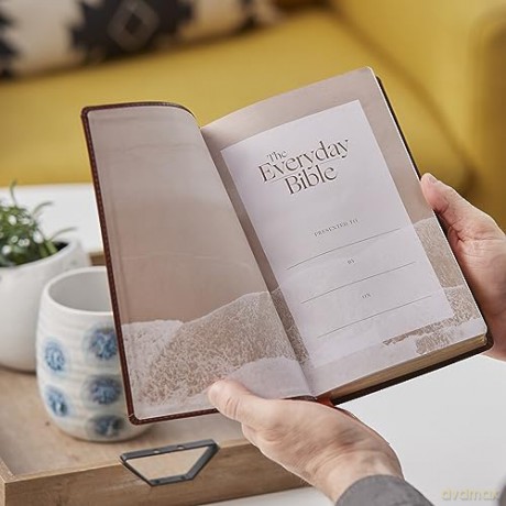 Nkjv The Everyday Bible Paperback Red Le [KSIĄŻKA]