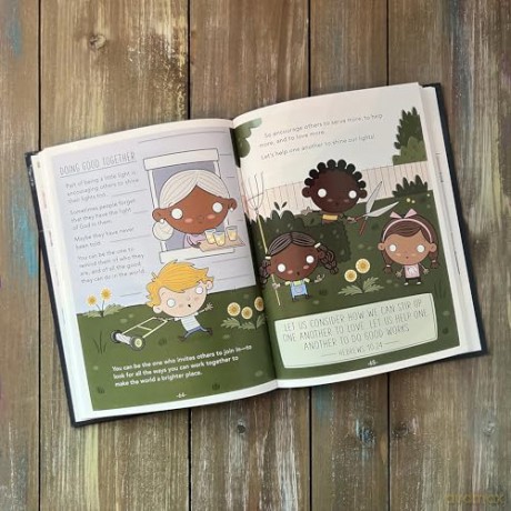 Tiny Truths Little Lights Devotional - Rivard Joanna [KSIĄŻKA]