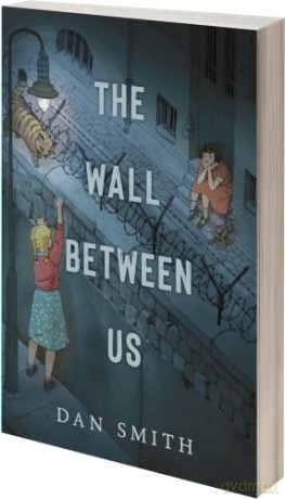 Wall Between Us Pb - Smith Dan [KSIĄŻKA]