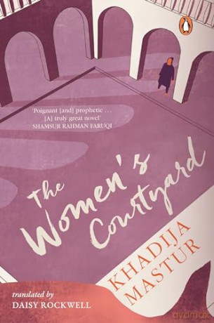 Women Courtyard [KSIĄŻKA]