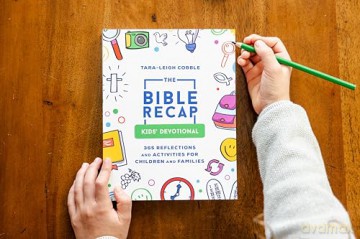 Bible Recap Childrens Devotional The - Tara-Leigh Cobble [KSIĄŻKA]