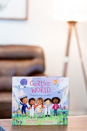 Girls Of The World Doing More Than Ever - Linsey Davis [KSIĄŻKA]