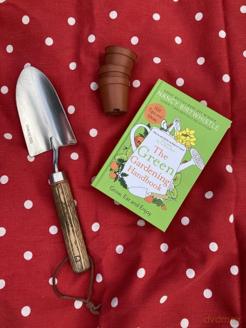 Green Gardening Handbook - Nancy Birtwhistle [KSIĄŻKA]