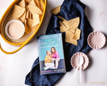 Here For It (the Good, the Bad, and the Queso): The How-To Guide for Deepening Your Friendships and Doing Life Together - Amy Weatherly [KSIĄŻKA]