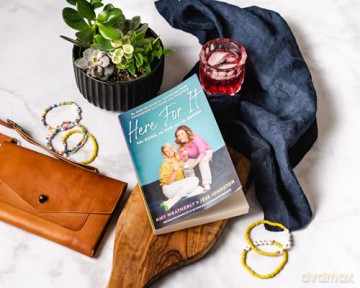 Here For It (the Good, the Bad, and the Queso): The How-To Guide for Deepening Your Friendships and Doing Life Together - Amy Weatherly [KSIĄŻKA]