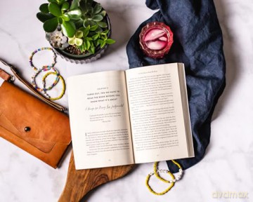 Here For It (the Good, the Bad, and the Queso): The How-To Guide for Deepening Your Friendships and Doing Life Together - Amy Weatherly [KSIĄŻKA]