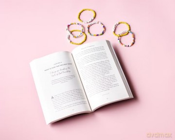 Here For It (the Good, the Bad, and the Queso): The How-To Guide for Deepening Your Friendships and Doing Life Together - Amy Weatherly [KSIĄŻKA]