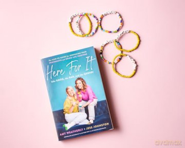Here For It (the Good, the Bad, and the Queso): The How-To Guide for Deepening Your Friendships and Doing Life Together - Amy Weatherly [KSIĄŻKA]