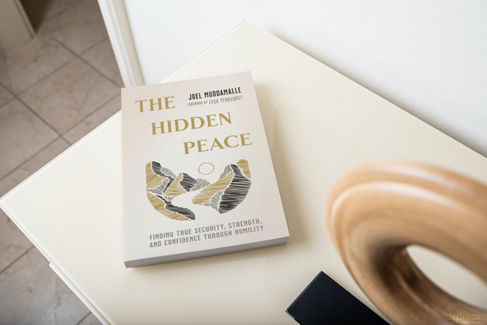 Hidden Peace: Finding True Security, Strength, and Confidence Through Humility - Joel Muddamalle [KSIĄŻKA]