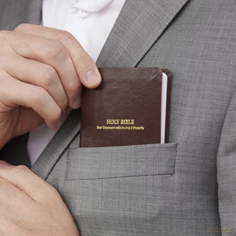 KJV, Pocket New Testament with Psalms and Proverbs, Brown Leatherflex, Red Letter, Comfort Print: KJV, New Testament With Psalms and Proverbs, Leatherflex, Brown, Red Letter, Comfort Print [KSIĄŻKA]