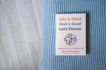 Life Is Hard. God Is Good. Let's Dance.: Experiencing Real Joy in a World Gone Mad - Brant Hansen [KSIĄŻKA]