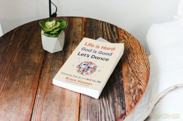 Life Is Hard. God Is Good. Let's Dance.: Experiencing Real Joy in a World Gone Mad - Brant Hansen [KSIĄŻKA]