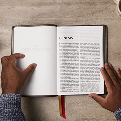 NKJV Holy Bible, Super Giant Print Reference Bible, Black Genuine Leather, 43,000 Cross References, Red Letter, Comfort Print: New King James Version [KSIĄŻKA]