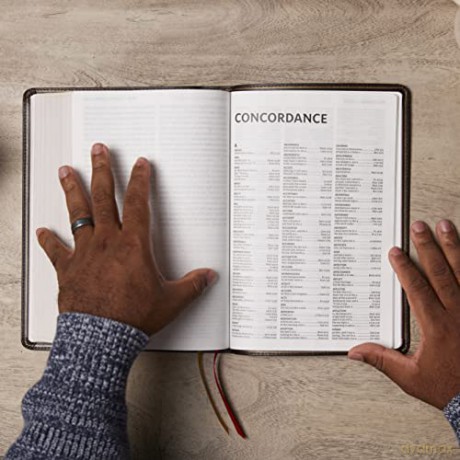NKJV Holy Bible, Super Giant Print Reference Bible, Black Genuine Leather, 43,000 Cross References, Red Letter, Comfort Print: New King James Version [KSIĄŻKA]