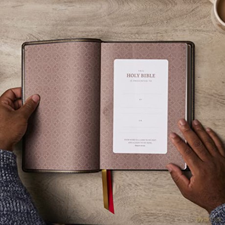 NKJV Holy Bible, Super Giant Print Reference Bible, Black Genuine Leather, 43,000 Cross References, Red Letter, Comfort Print: New King James Version [KSIĄŻKA]