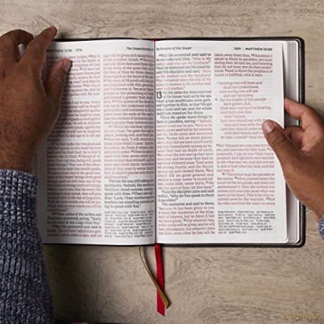 NKJV Holy Bible, Super Giant Print Reference Bible, Black Genuine Leather, 43,000 Cross References, Red Letter, Comfort Print: New King James Version [KSIĄŻKA]