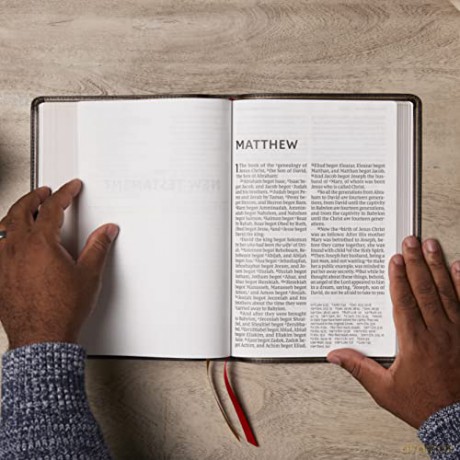 NKJV Holy Bible, Super Giant Print Reference Bible, Black Genuine Leather, 43,000 Cross References, Red Letter, Comfort Print: New King James Version [KSIĄŻKA]
