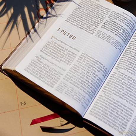 NKJV Holy Bible, Super Giant Print Reference Bible, Black Genuine Leather, 43,000 Cross References, Red Letter, Comfort Print: New King James Version: Holy Bible, New King James Version [KSIĄŻKA]