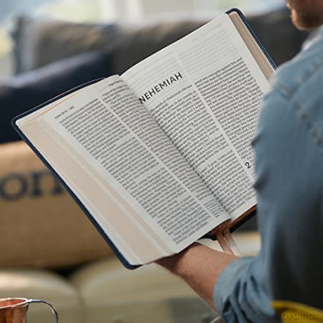 NKJV Holy Bible, Super Giant Print Reference Bible, Black Genuine Leather, 43,000 Cross References, Red Letter, Comfort Print: New King James Version: Holy Bible, New King James Version [KSIĄŻKA]