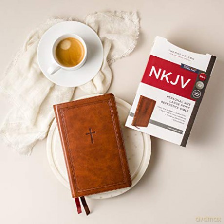 NKJV, End-of-Verse Reference Bible, Personal Size Large Print, Leathersoft, Green, Red Letter, Thumb Indexed, Comfort Print: Holy Bible, New King James Version [KSIĄŻKA]