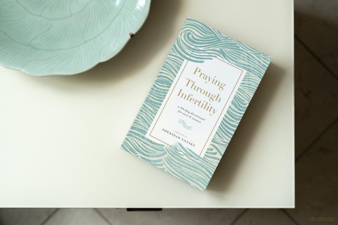Praying Through Infertility: A 90-Day Devotional for Men and Women - Sheridan Voysey [KSIĄŻKA]